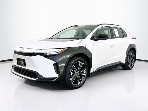 Used 2023 Toyota bZ4X AWD image 3