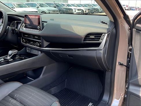 Used 2025 Nissan Rogue SV image 21