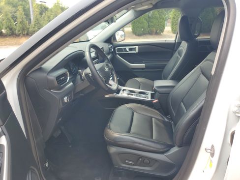 Used 2021 Ford Explorer XLT w/ Equipment Group 202A AWD/4WD image 12