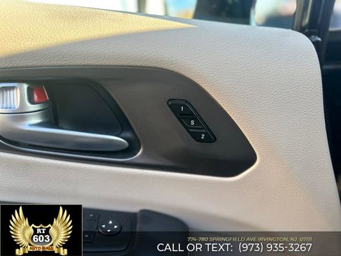 Used 2024 Chrysler Pacifica Touring-L image 28