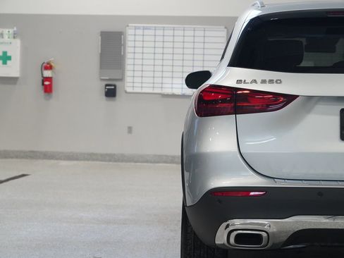 Used 2025 Mercedes-Benz GLA 250 4MATIC image 11