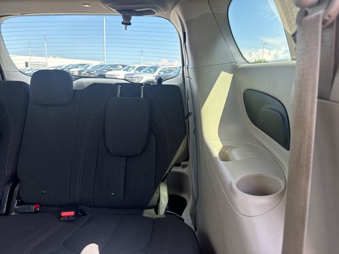 Used 2017 Chrysler Pacifica Touring FWD image 31