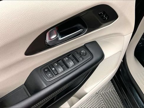 Used 2023 Chrysler Pacifica Touring-L FWD image 29