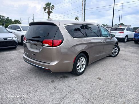 Used 2018 Chrysler Pacifica Touring Plus w/ Tire & Wheel Group FWD image 6