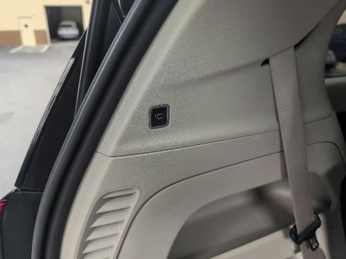 Used 2024 Chrysler Pacifica Touring-L FWD image 16