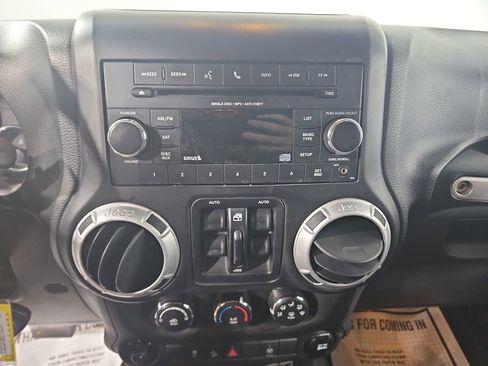 Used 2014 Jeep Wrangler Unlimited Rubicon w/ Connectivity Group image 19