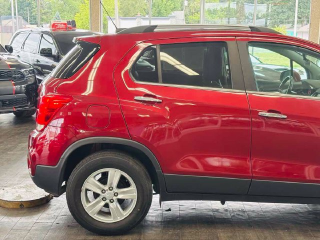 Used 2019 Chevrolet Trax LT w/ LT Convenience Package FWD image 6