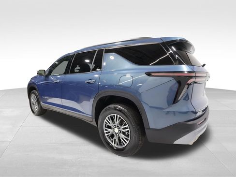Used 2025 Chevrolet Traverse LT image 2