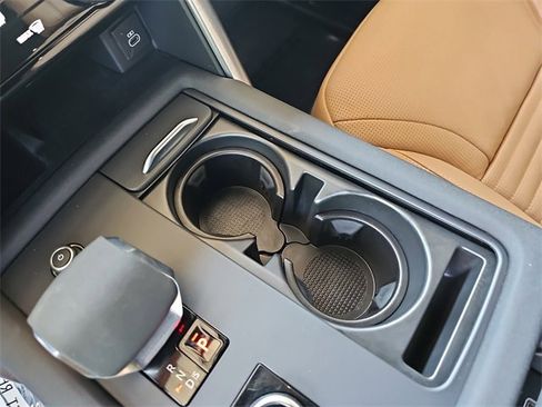 Used 2024 Land Rover Discovery Metropolitan Edition image 27