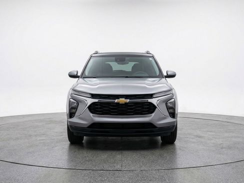 Used 2025 Chevrolet TrailBlazer LT FWD image 2
