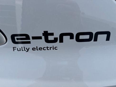 Used 2024 Audi Q8 e-tron Premium image 31