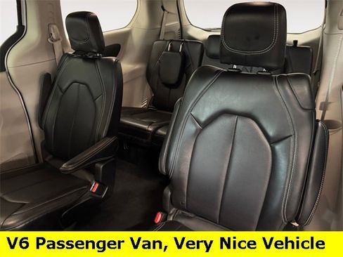 Used 2024 Chrysler Pacifica Touring-L image 6