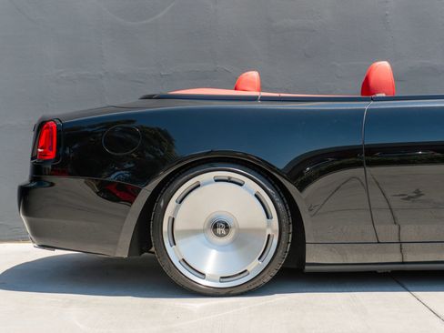 Used 2019 Rolls-Royce Dawn RWD image 41