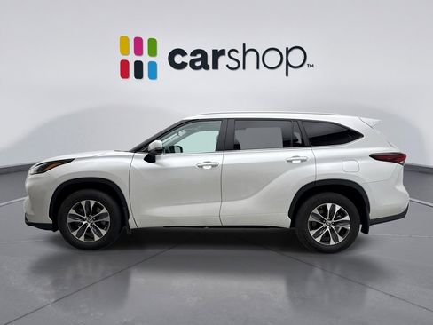 Used 2024 Toyota Highlander XLE AWD/4WD image 2