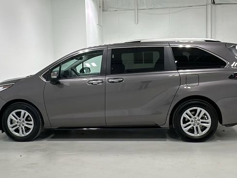 Used 2023 Toyota Sienna Limited image 3