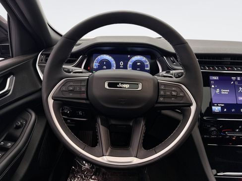 Used 2023 Jeep Grand Cherokee Altitude image 12