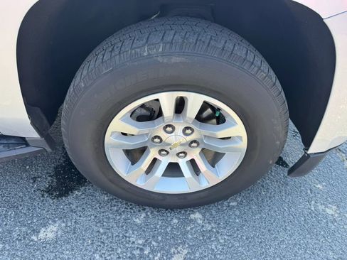 Used 2017 Chevrolet Suburban LT AWD/4WD image 18