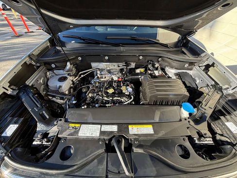 Used 2025 Volkswagen Atlas Cross Sport SE image 32