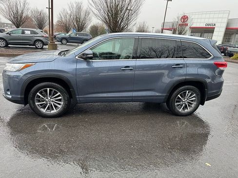 Used 2018 Toyota Highlander XLE image 3