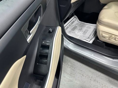 Used 2025 Toyota Highlander XLE image 9