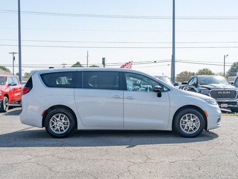 Used 2024 Chrysler Pacifica Touring-L FWD image 6