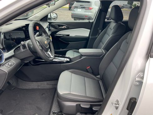 New 2026 Chevrolet Trax LT w/ LT Convenience Package FWD image 4