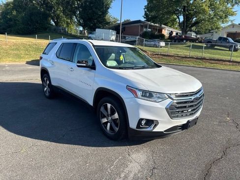 Used 2018 Chevrolet Traverse LT FWD image 2