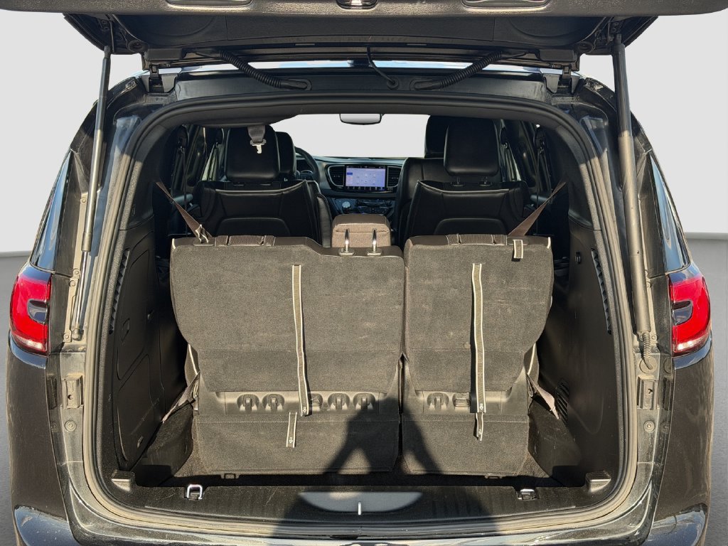 Used 2024 Chrysler Pacifica Premium FWD image 19