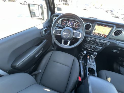 Used 2023 Jeep Gladiator Overland image 4