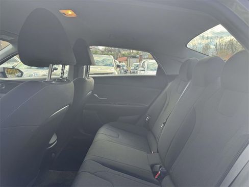 Certified 2021 Hyundai Elantra SE image 12