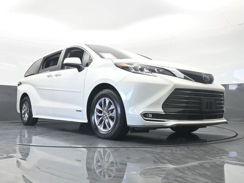 Used 2021 Toyota Sienna XLE image 66