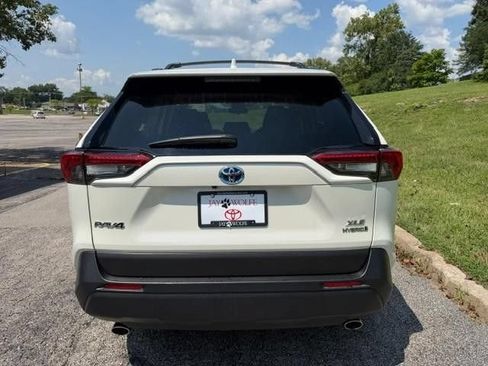 Used 2022 Toyota RAV4 XLE Premium AWD/4WD image 9