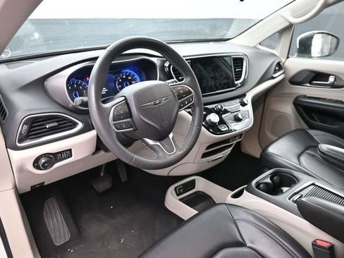 Used 2023 Chrysler Pacifica Touring-L FWD image 19