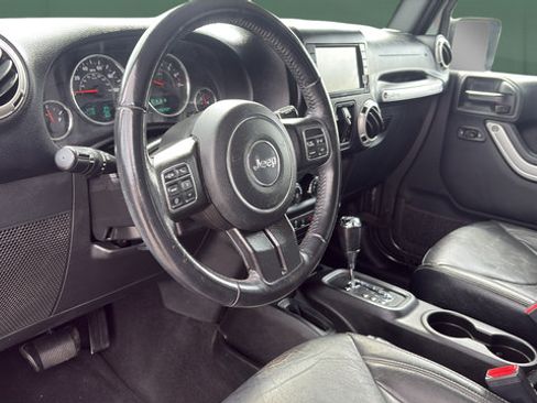 Used 2017 Jeep Wrangler Unlimited Sahara w/ Connectivity Group AWD/4WD image 13