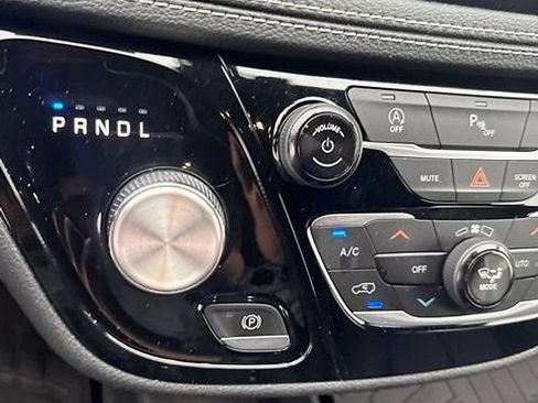 Used 2020 Chrysler Pacifica Limited w/ S Appearance Package FWD image 3
