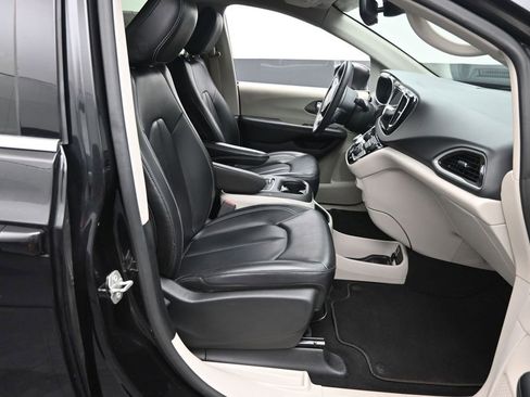 Used 2023 Chrysler Pacifica Touring-L FWD image 9