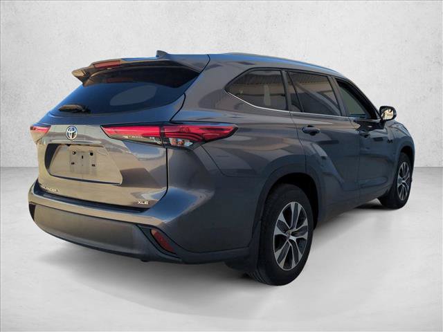 Used 2023 Toyota Highlander XLE FWD image 5
