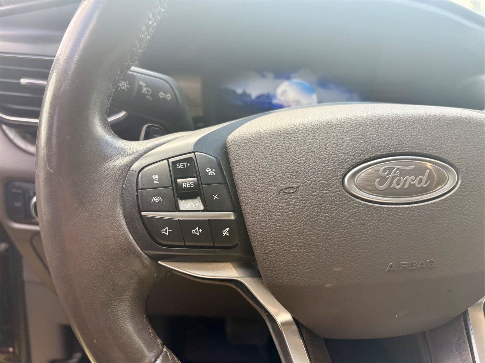 Used 2020 Ford Explorer Platinum w/ Premium Technology Package AWD/4WD image 21