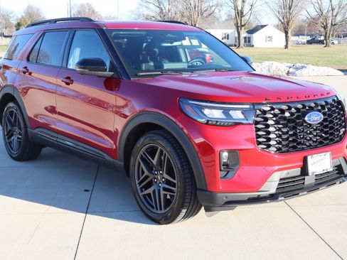 Used 2025 Ford Explorer ST image 3