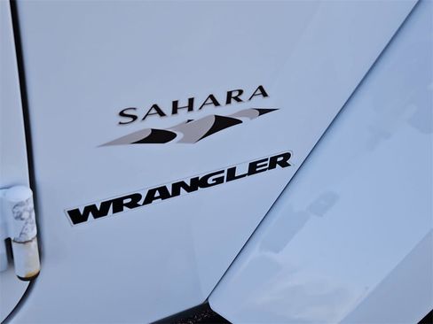 Used 2017 Jeep Wrangler Sahara w/ Connectivity Group image 12