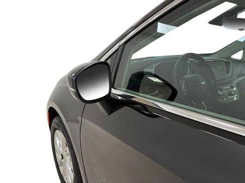 Used 2023 Chrysler Pacifica Touring-L image 10