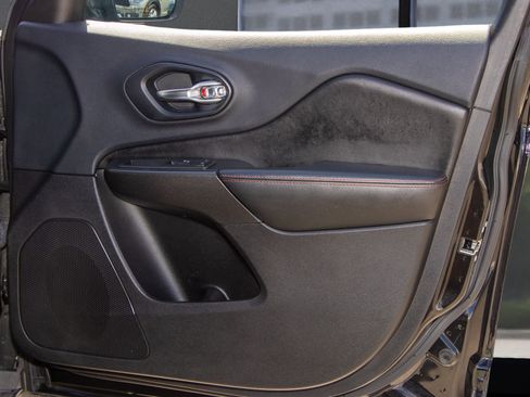 Used 2019 Jeep Cherokee Trailhawk image 16