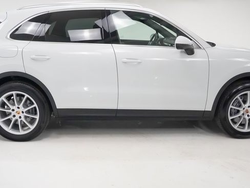 Certified 2025 Porsche Cayenne image 9