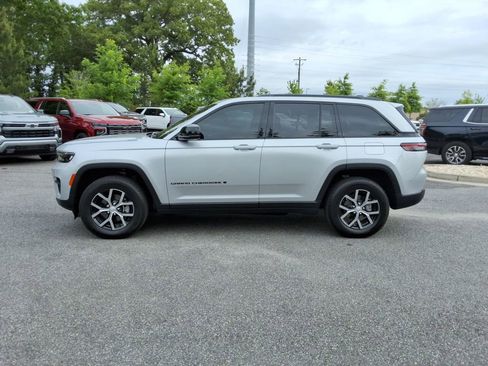 Used 2025 Jeep Grand Cherokee Altitude AWD/4WD image 8