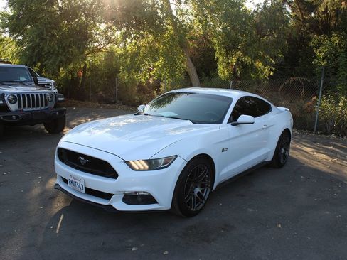 Used 2015 Ford Mustang GT RWD image 3