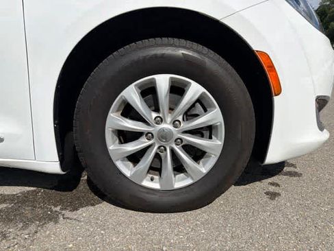 Used 2019 Chrysler Pacifica Touring-L FWD image 7