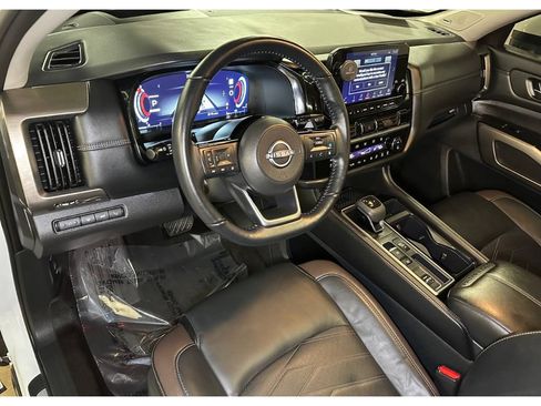 Used 2024 Nissan Pathfinder Platinum FWD image 19