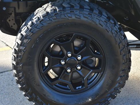 Used 2023 Jeep Gladiator Willys image 9