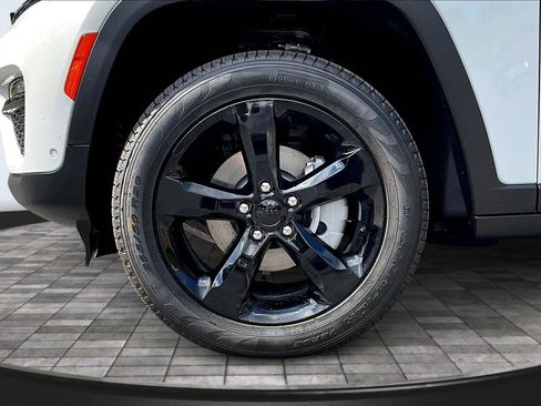 New 2025 Jeep Grand Cherokee Limited w/ Luxury Tech Group II image 11