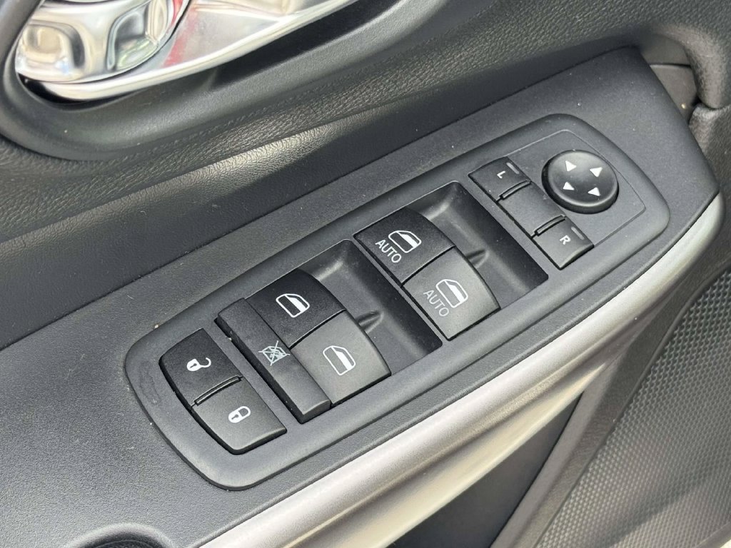 Used 2020 Jeep Cherokee Latitude Plus w/ Cold Weather Group AWD/4WD image 29